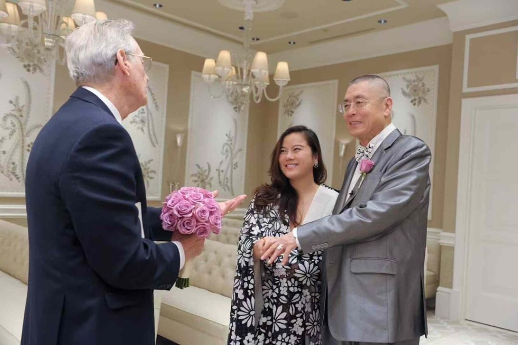 孫穎身穿一件印有黑白太陽花圖案的鬆身長裙,與身旁穿上一套灰色西裝的劉詩昆簽紙並交換戒指,又開香檳舉杯暢飲,簡約地完成結婚儀式。 孫穎身穿一件印有黑白太陽花圖案的鬆身長裙,與身旁穿上一套灰色西裝的劉詩昆簽紙並交換戒指,又開香檳舉杯暢飲,簡約地完成結婚儀式。