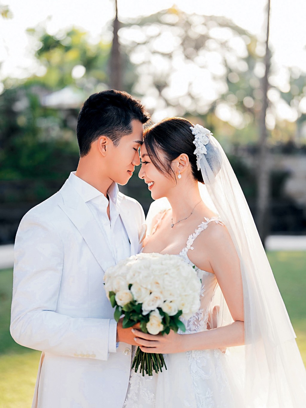 庄思敏与拍拖两年的高级督察黄耀彬结婚，昨日分享浪漫婚照。