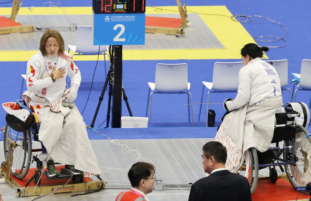 余翠怡(右)八强对边静(左)时,对方曾在尾段被拮至右边上身疼痛,要医护人员入场喷止痛剂。徐嘉华摄 余翠怡(右)八强对边静(左)时,对方曾在尾段被拮至右边上身疼痛,要医护人员入场喷止痛剂。徐嘉华摄