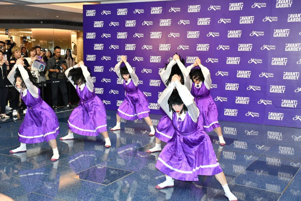 大跳古天樂的《今期流行》，他們表示拜神動作舞步有難度，事前花了一日多的時間去練習。