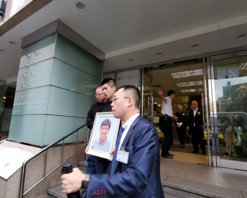 靈柩將送到鑽石山火葬場火化。 歐陽偉光攝