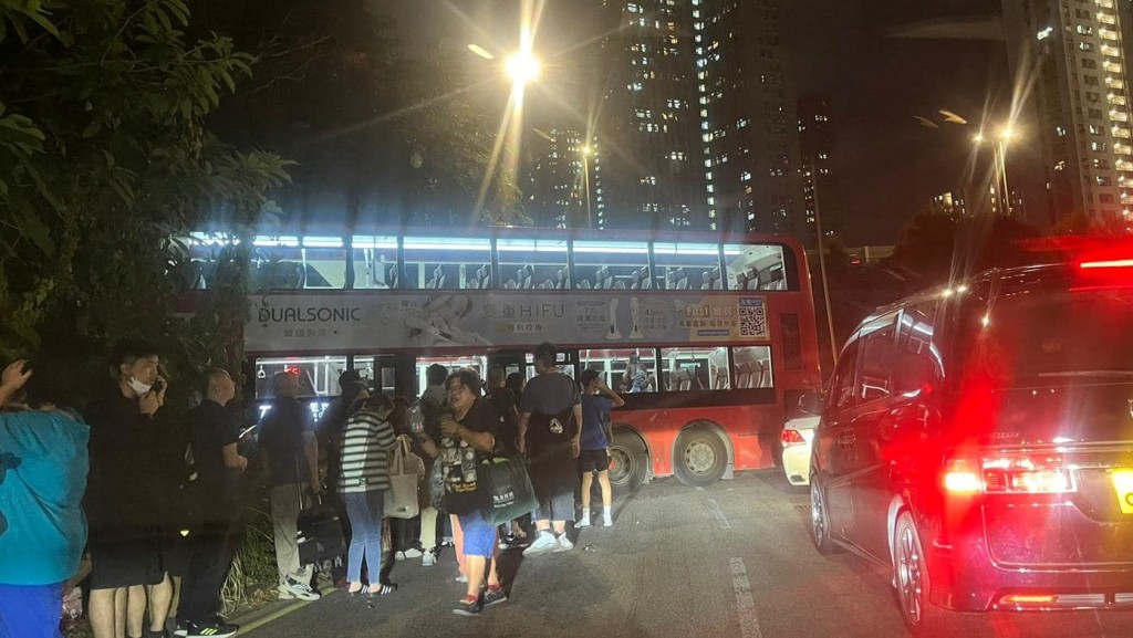 上水粉錦公路迴旋處巴士撞壆 至少兩傷。車cam L(香港群組)FB