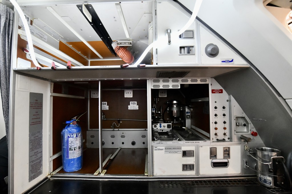 李家超表示,有信心培訓中心可推動香港成為亞洲飛機工程回收零件貿易中心。 李家超表示,有信心培訓中心可推動香港成為亞洲飛機工程回收零件貿易中心。