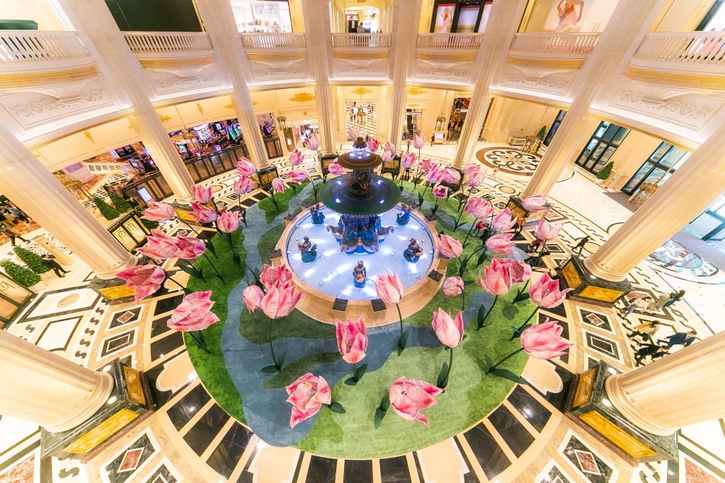 澳门巴黎人大堂的圆形大厅，今个春天将化身童话般的郁金香花园，约五十朵高五米的巨型郁金香矗立在海神喷泉周围