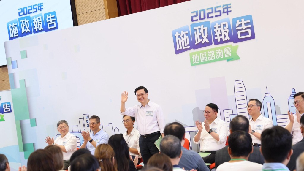 施政報告諮詢會︱市民一句話獲特首點名讚賞 有中學生趁機呻削2500津貼 須棄課外活動