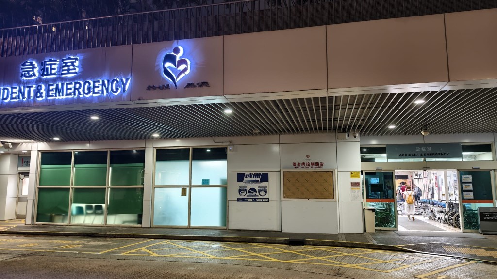 青年由直升機送往東區醫院。黃文威攝