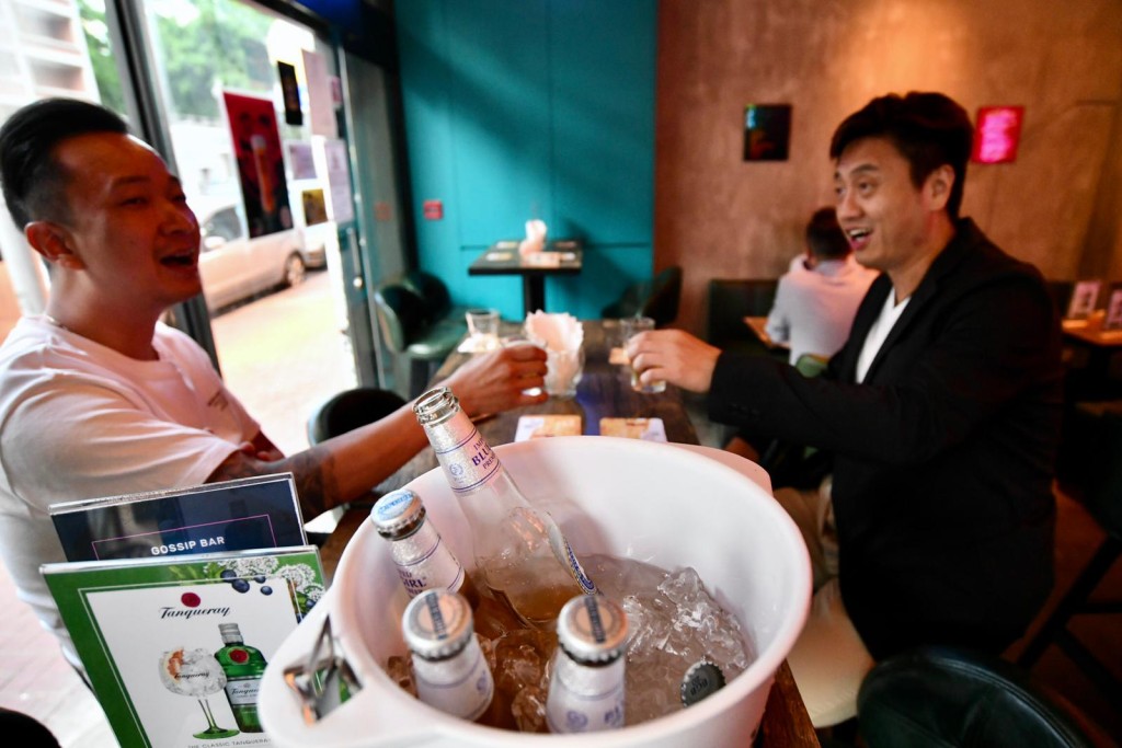 酒吧／酒館内顧客人數的限制由通常座位數目的一半增加至8成。