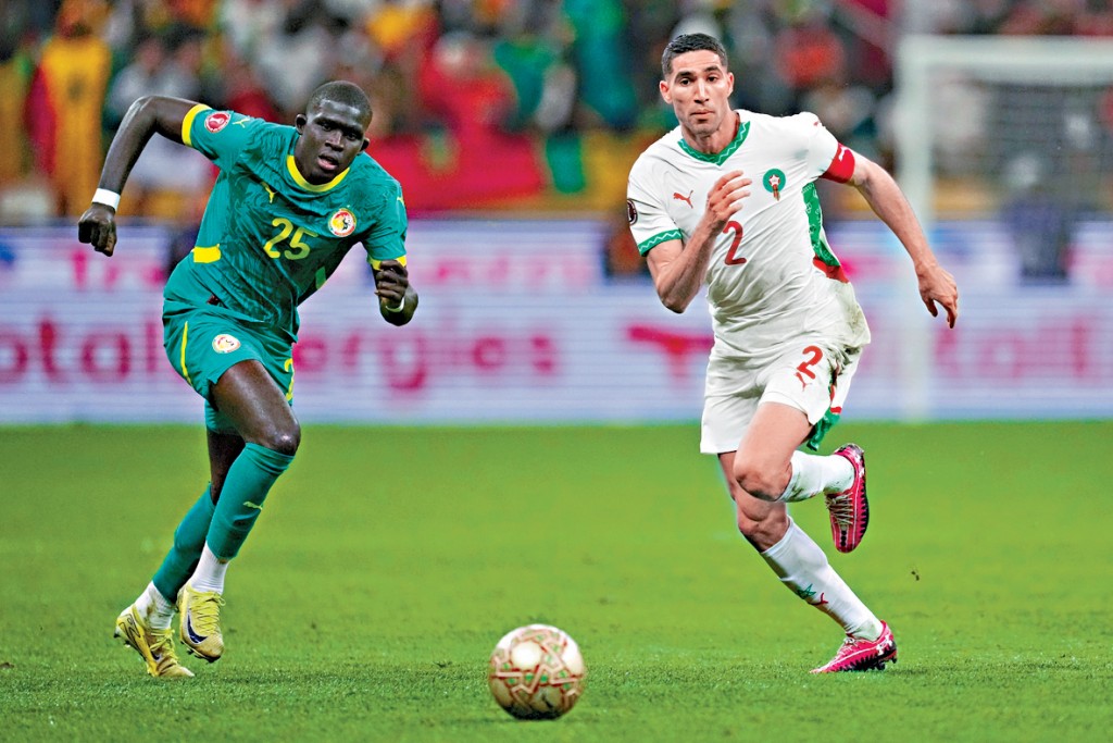 塞內加爾(左)在非洲盃決賽加時擊敗摩洛哥。