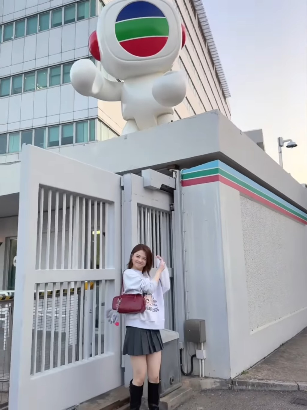 史穎喬離開前,在TVB公司大門拍照留念。 史穎喬離開前,在TVB公司大門拍照留念。