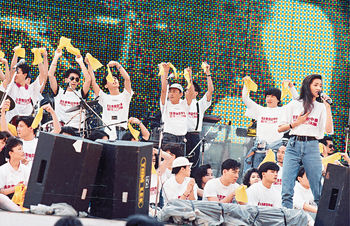 ■梅艷芳曾出錢支持民主運動，她的慷慨精神獲華叔敬佩。