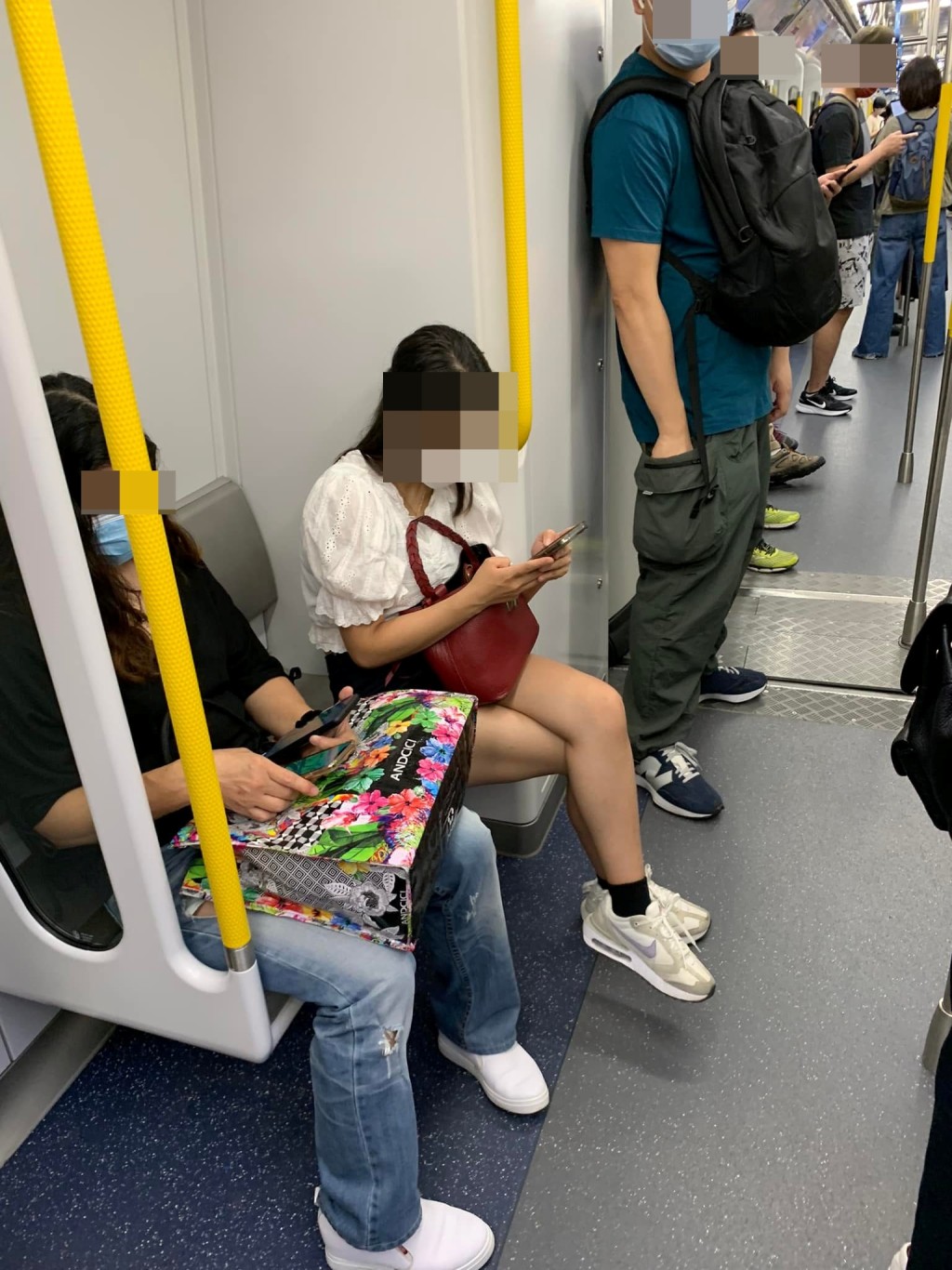 港男公審地鐵女乘客，批評對方搶位不讓座。FB圖片