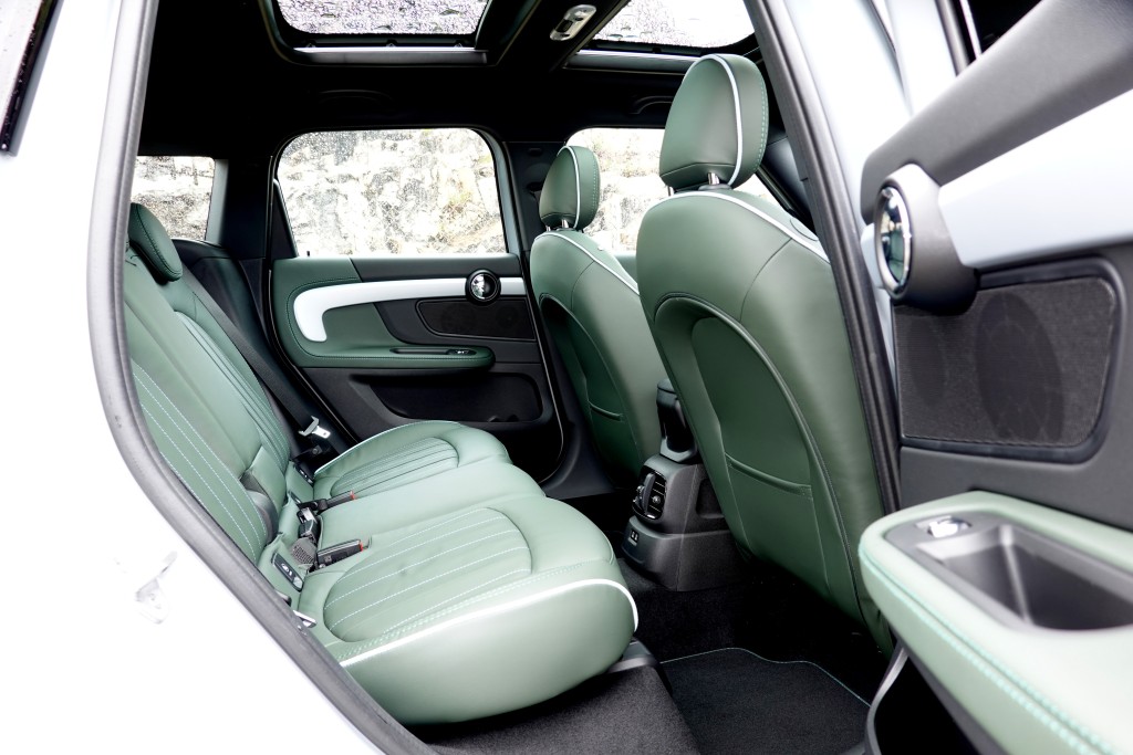 ●座椅改配MINI Yours淺綠雙色高級皮革包裝，後排腳位闊落，雙天窗為標準配置。