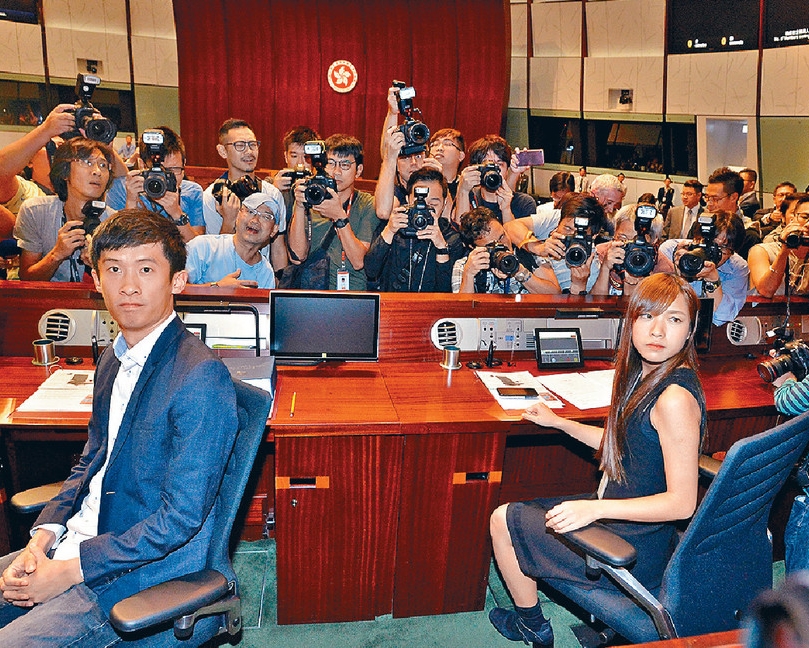 去年11月,二人當選後卻因為宣誓問題被DQ。資料圖片