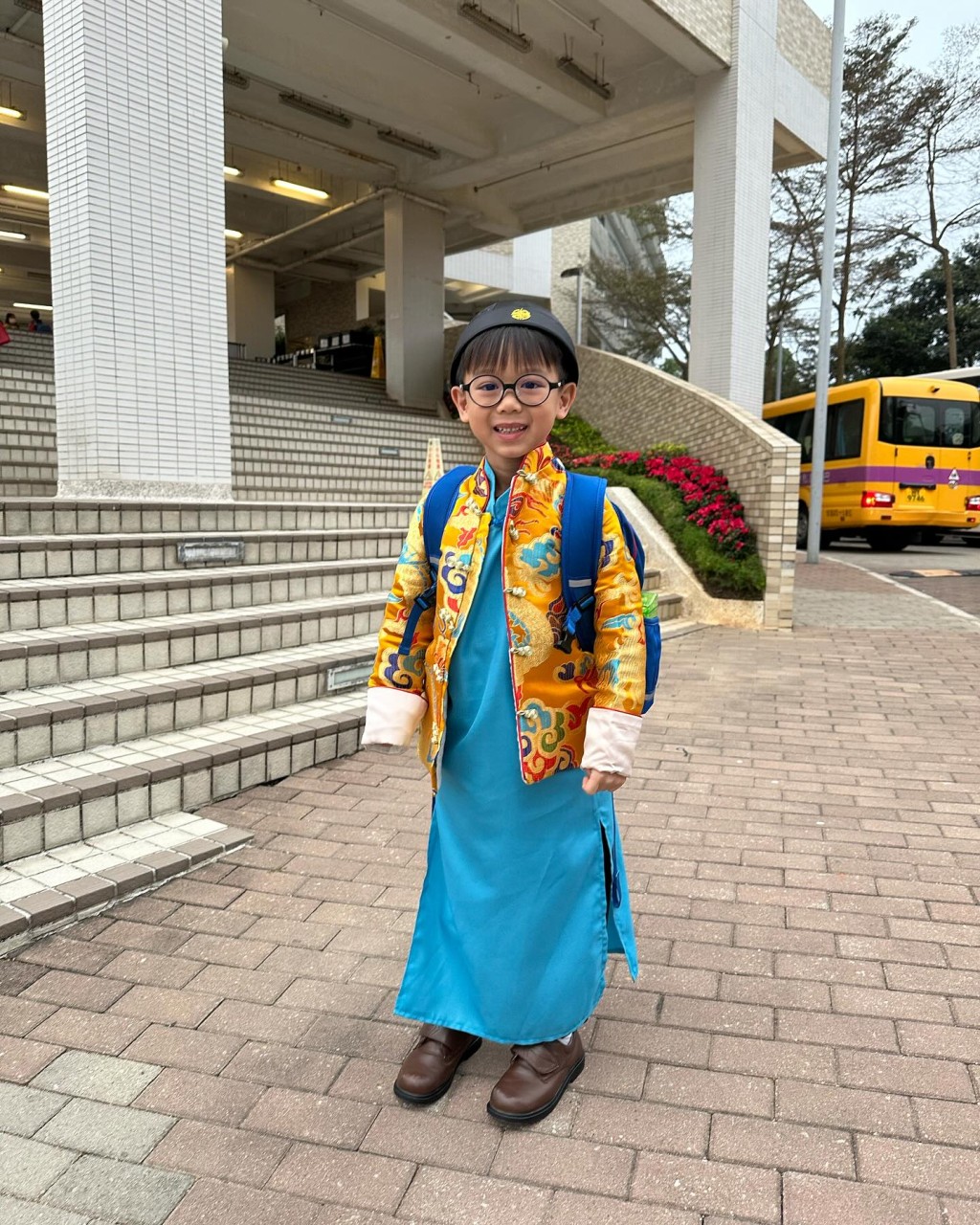 胡杏兒的兒子日前穿上賀年裝返學校。