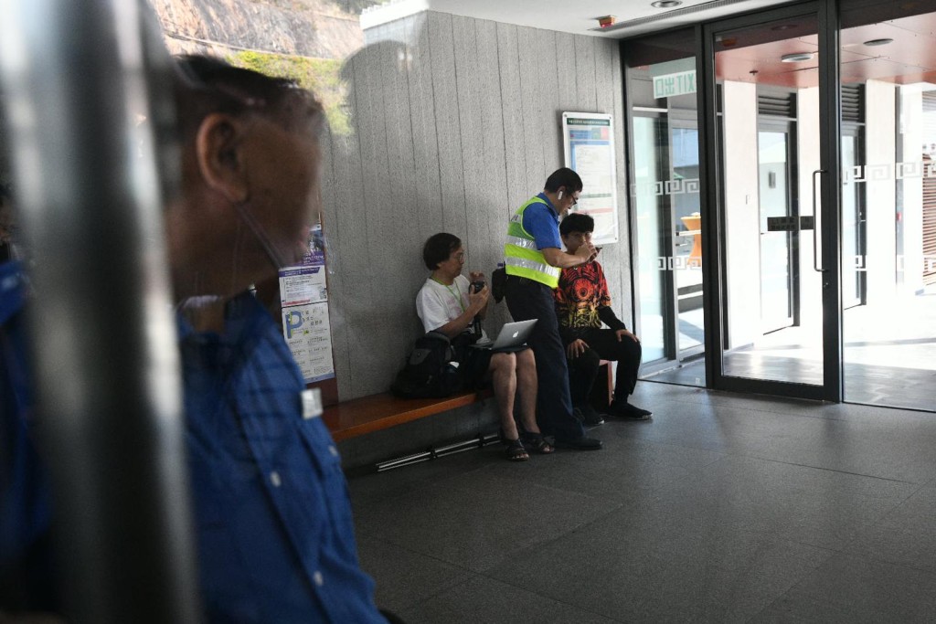 持刀男子被保安帶走。