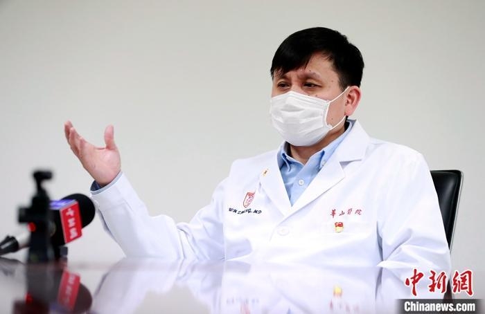 张文宏是一线抗疫专家医生。