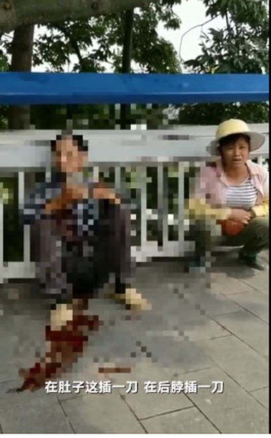 路面一片狼藉,多位途人倒在地上。