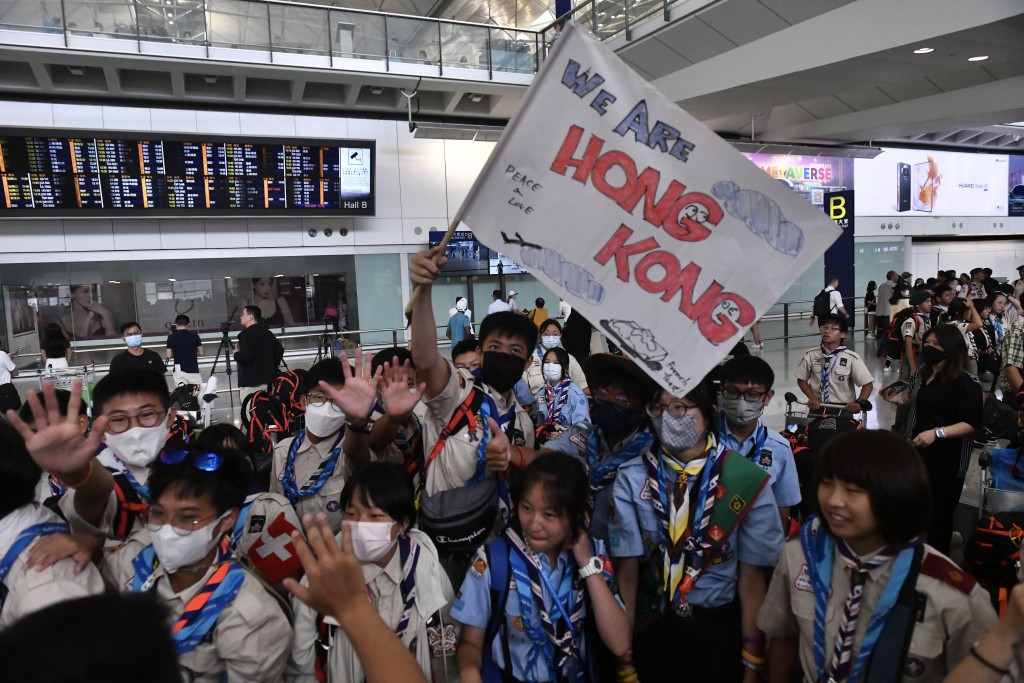 参加世界童军大露营的香港童军返港，表现兴奋。陈极彰摄