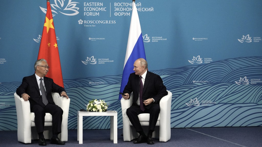 國務院副總理張國清（左）在海參崴與俄羅斯總統普京會面。 路透社