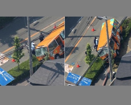 保母車撞毀路邊的大型路牌才止住衝勢停下。網圖