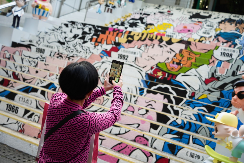 香港动漫画联会举办「香港漫画星光大道」第四期开幕礼，以「港漫星光与传承」为主题，除了保留前三期部份漫画角色的大型塑像外，新增超过40个本地漫画家创作的漫画角色的作品。