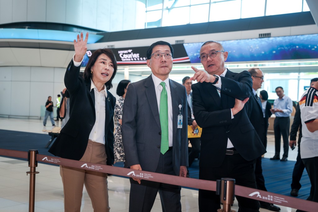 機管局行政總裁張李佳蕙、機管局主席林天福、機管局機場運行執行總監姚兆聰到場巡視。