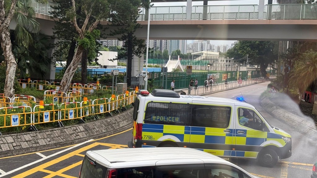 意外現場一段新運路(往寶石湖路方向)一度全線封閉。FB:Micc Wong@皇后山乜都友 意外現場一段新運路(往寶石湖路方向)一度全線封閉。FB:Micc Wong@皇后山乜都友
