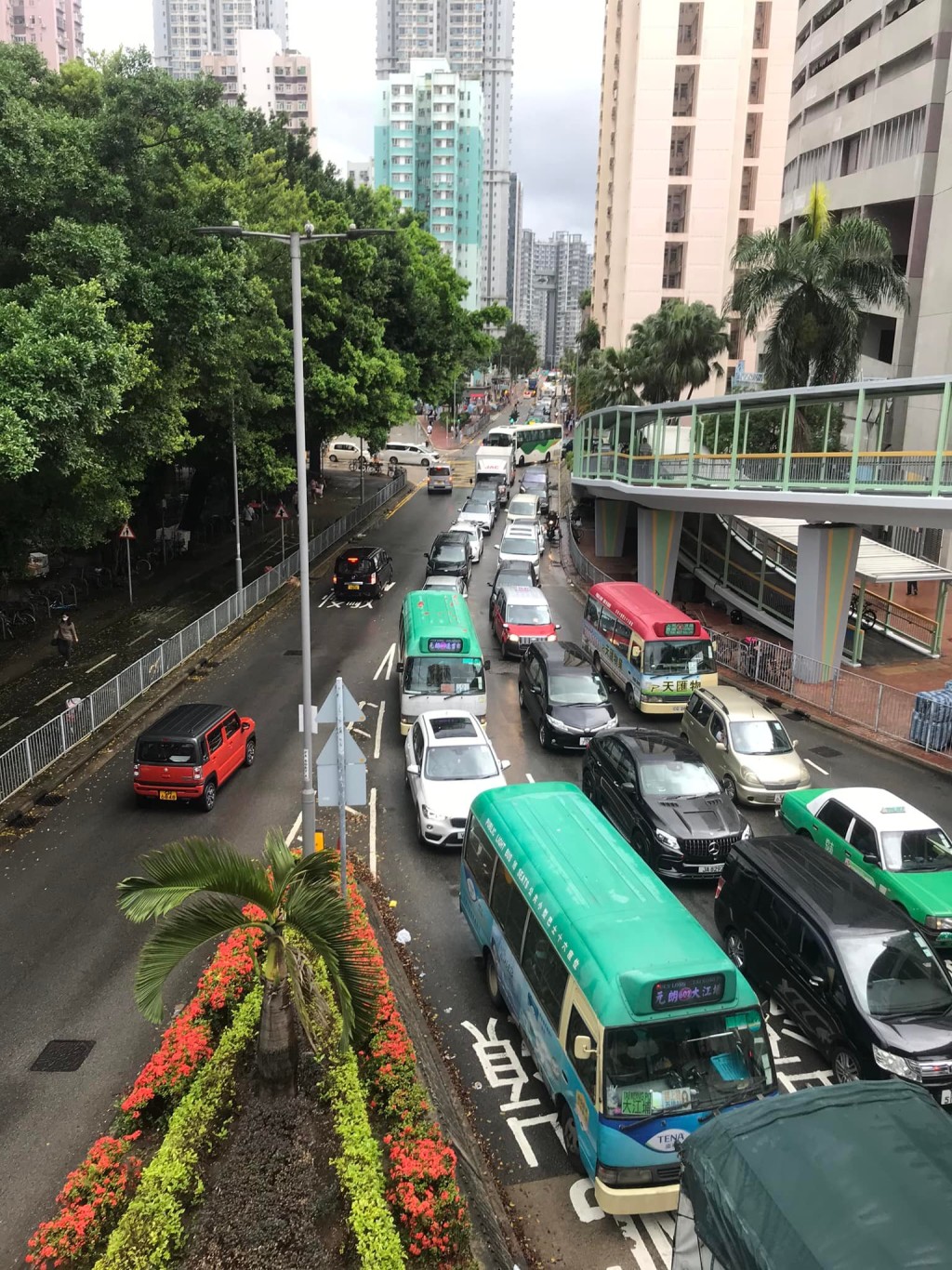元朗一带早上严重挤塞。（香港突发事故报料区Facebook）