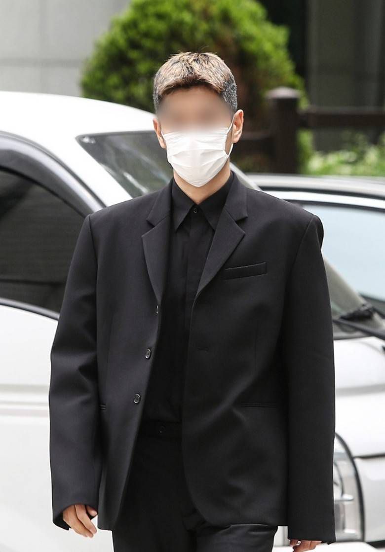 同属嫌疑人的刘亚仁同性密友艺术家崔河那亦现身法院出席审讯。