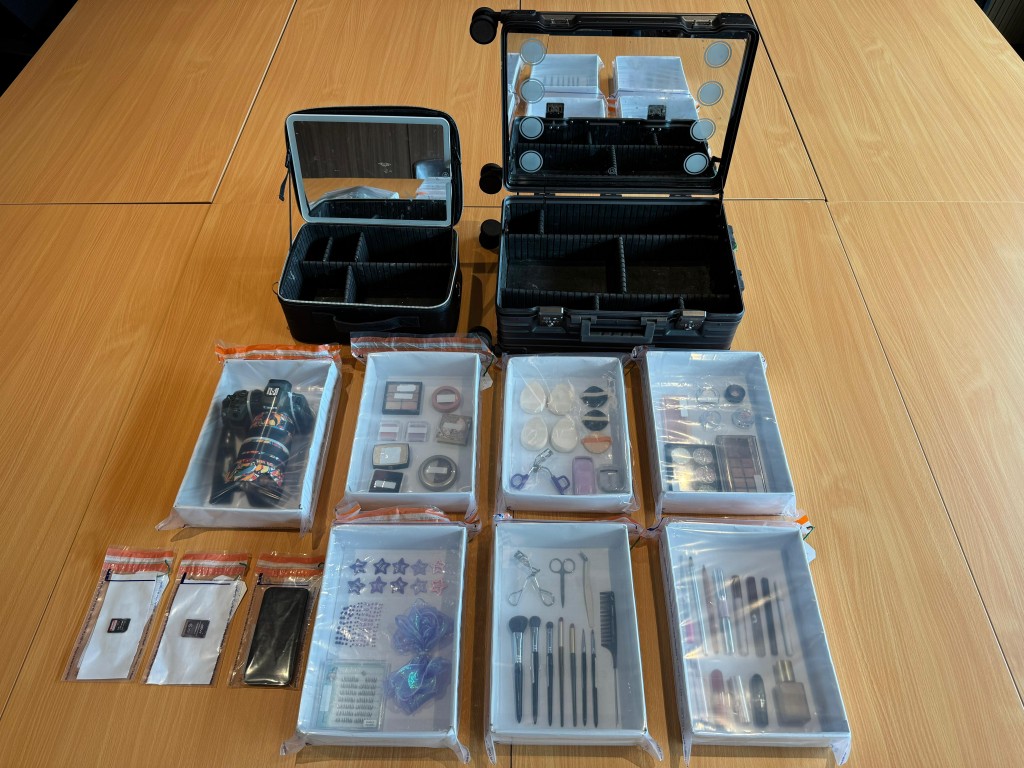 入境處展示有關證物。