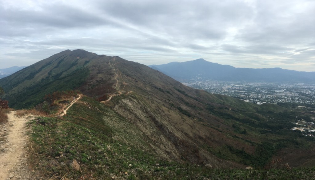 跨越鸡公岭的整条路线长约9公里，最高点为585米的罗天顶，需时约5小时。（资料图片）