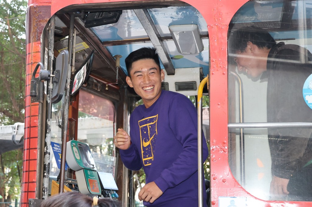 商竣程落车时再踩车铃，事后鬼马笑。徐嘉华摄