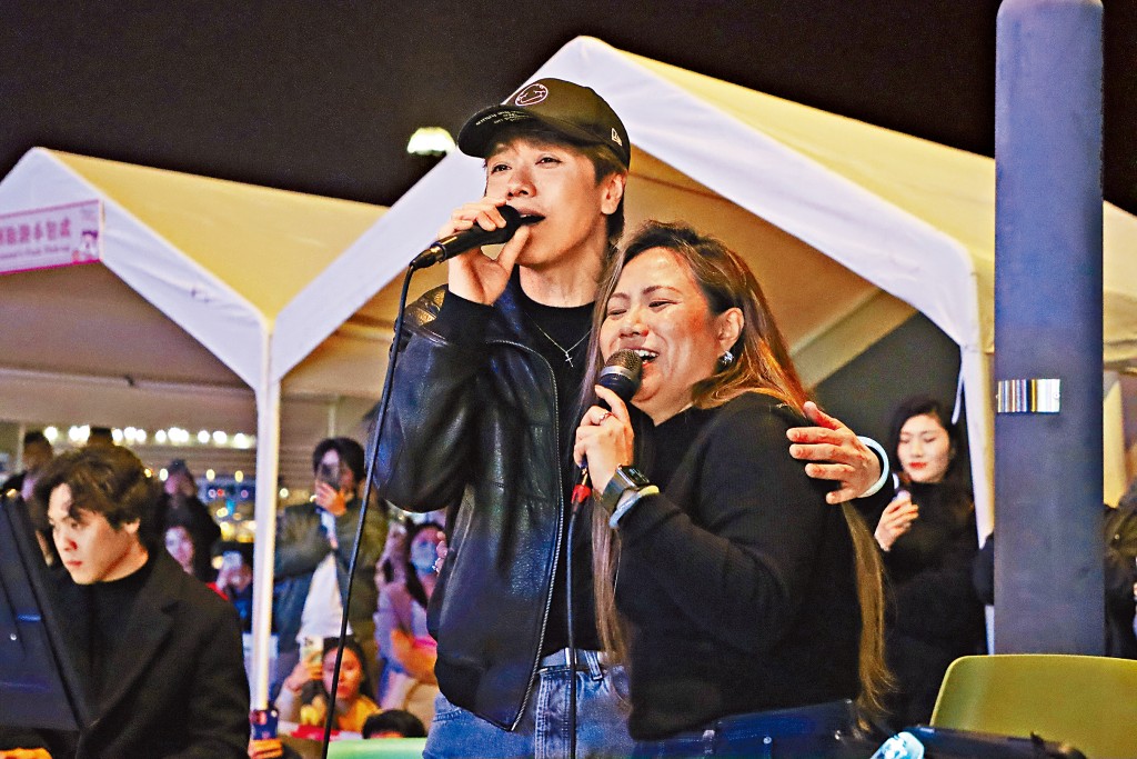 軒公驚喜到場撐樂隊The Flame，和主音Kit攬住合唱，贏盡全場歡呼。