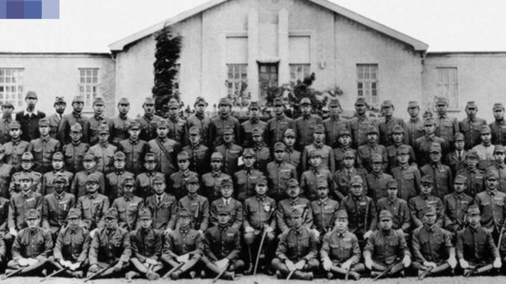 1943年6月25日，731部隊高等官在本部大樓前合影。 央視新聞