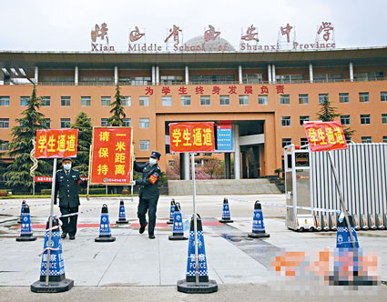 ■西安中學在復課前一天，對教室進行全面消毒。