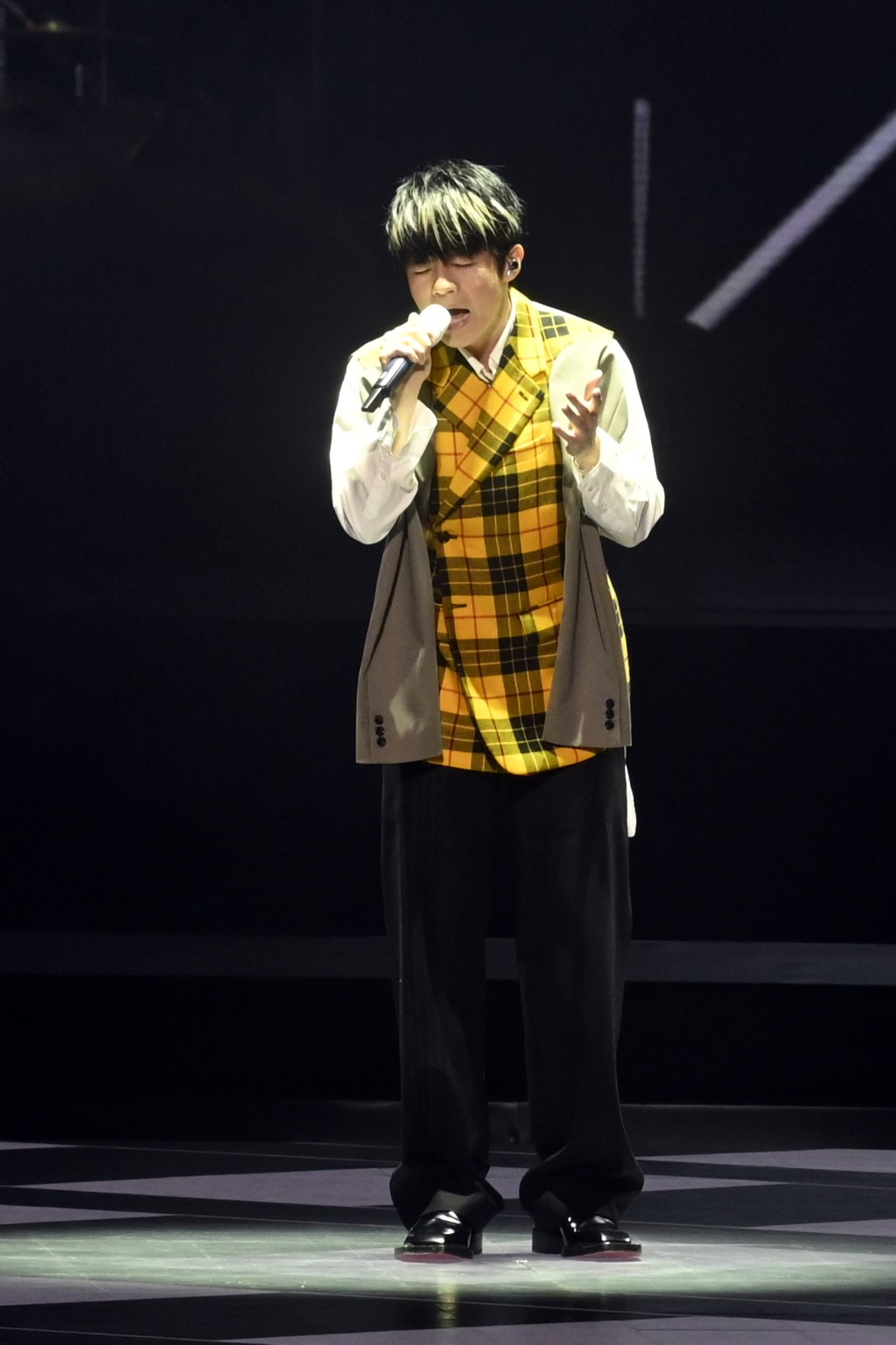 Ian跟樂迷打招呼,「歡迎來到TOUR澳門尾站體驗淚之旅程。」 Ian跟樂迷打招呼,「歡迎來到TOUR澳門尾站體驗淚之旅程。」