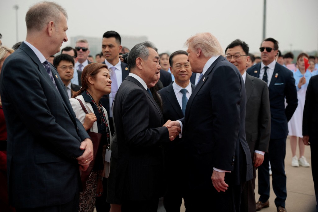 特朗普結束訪華行程，除外交部長王毅，美國駐華大使龐德偉（David Perdue）亦到場送行。路透社