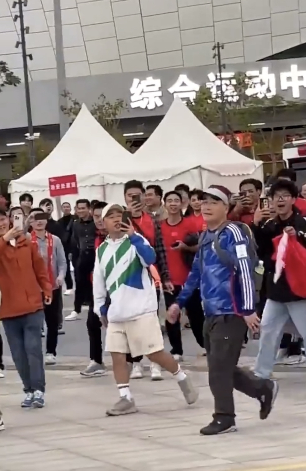 體育場外有男子穿日本隊服，大搖大擺地走過。