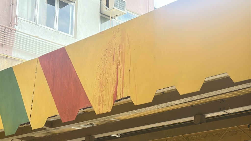 簷篷遺下血迹。