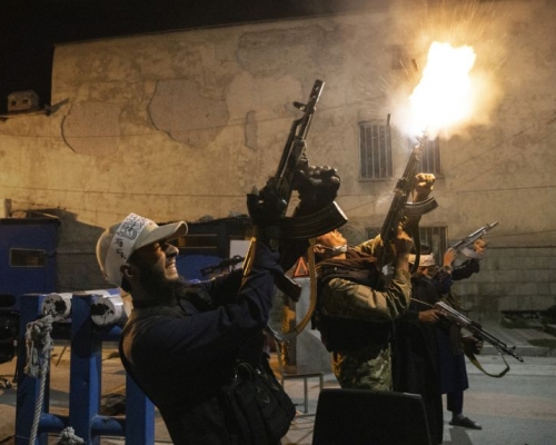 塔利班份子在夜間開天開槍慶祝。互聯網圖片