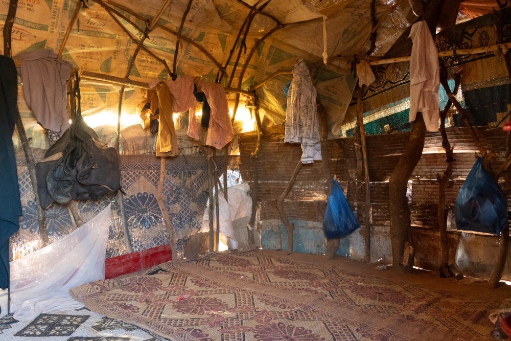 ●索馬里蘭境內流徒者營地由膠袋、破布、鐵皮和樹枝拼湊而成，營帳裏日間酷熱，晚上卻很冷，加上電力、食水和其他社區基本設施也嚴重缺乏，衞生環境惡劣。