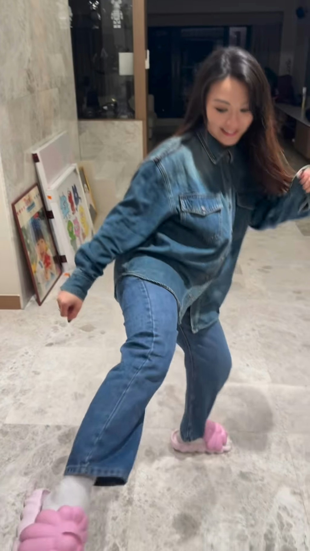 王灝兒的巨廳大得驚人。 王灝兒的巨廳大得驚人。