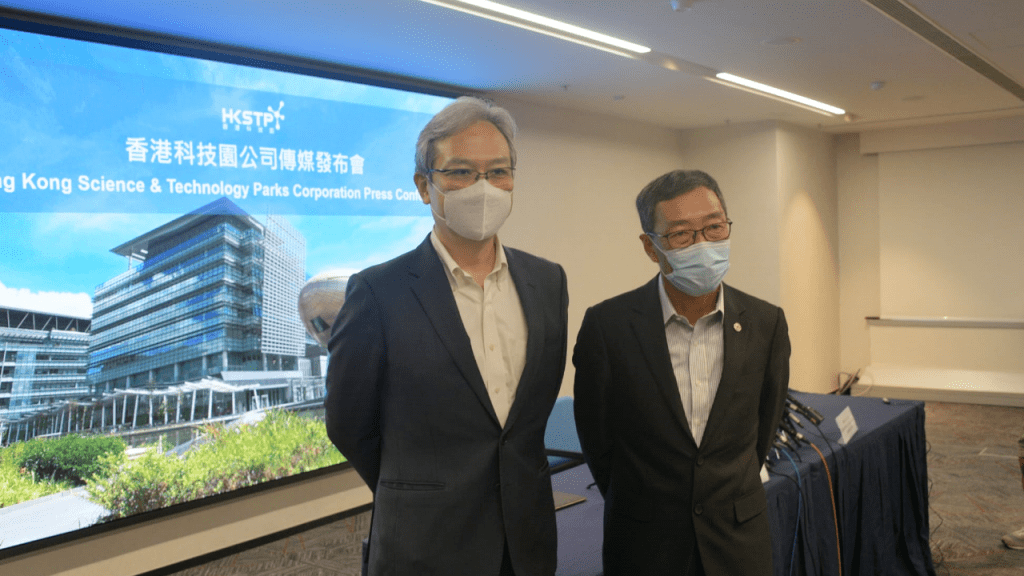 黃克強(右)指會盡量爭取為「喵坊」提供寬限期。