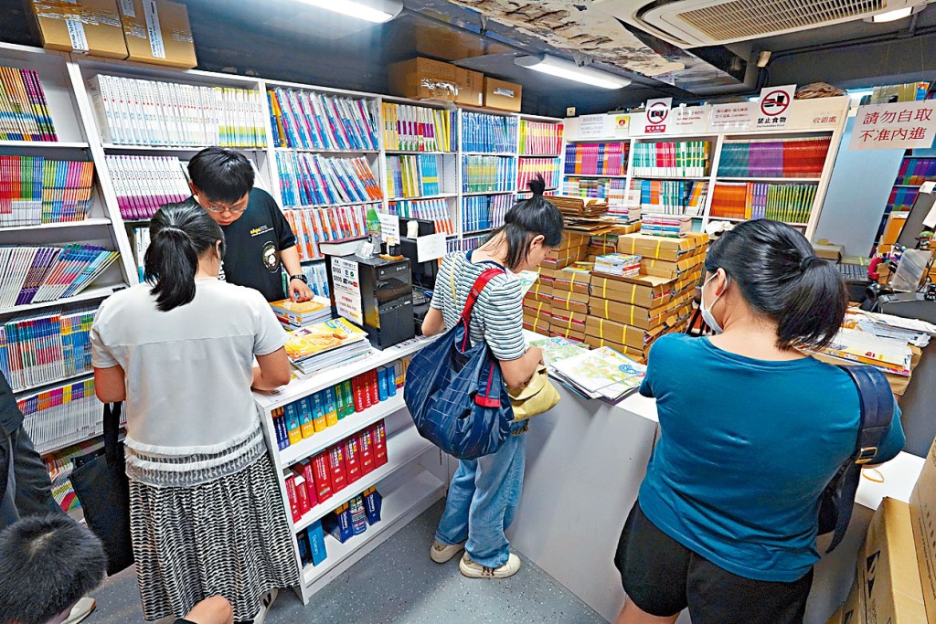 有中一家長昨偕子女到書局購買教科書,本報統計17所官津中學的中一書單,平均書價約4250元。