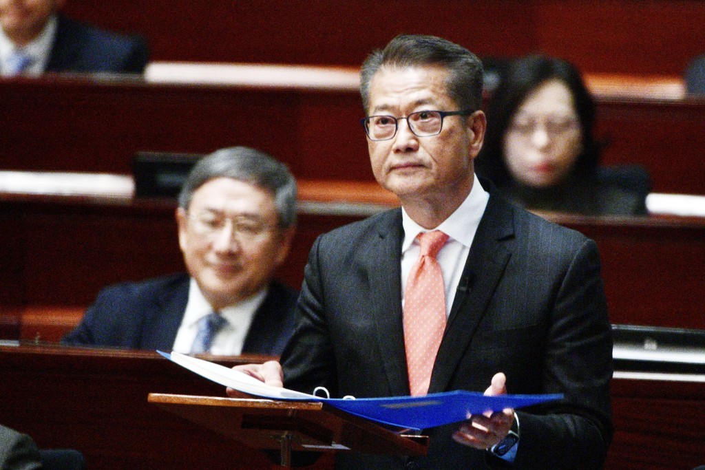 财政司司长陈茂波宣读新一份财案，当中包括建议薪俸税和个人入息课税实施两级制。