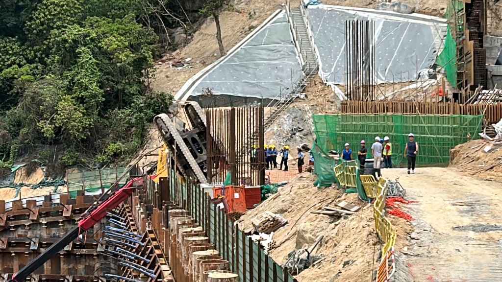 地盤吊機翻側，負責操作的男工受傷送院。林思明攝