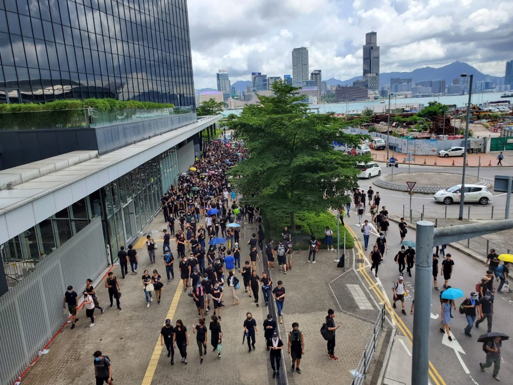 示威人潮由立法會示威區走向夏愨道方向。