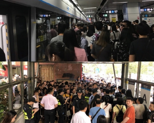 乘客滞留于地铁站内及月台，巴士站亦大排长龙。微博图片