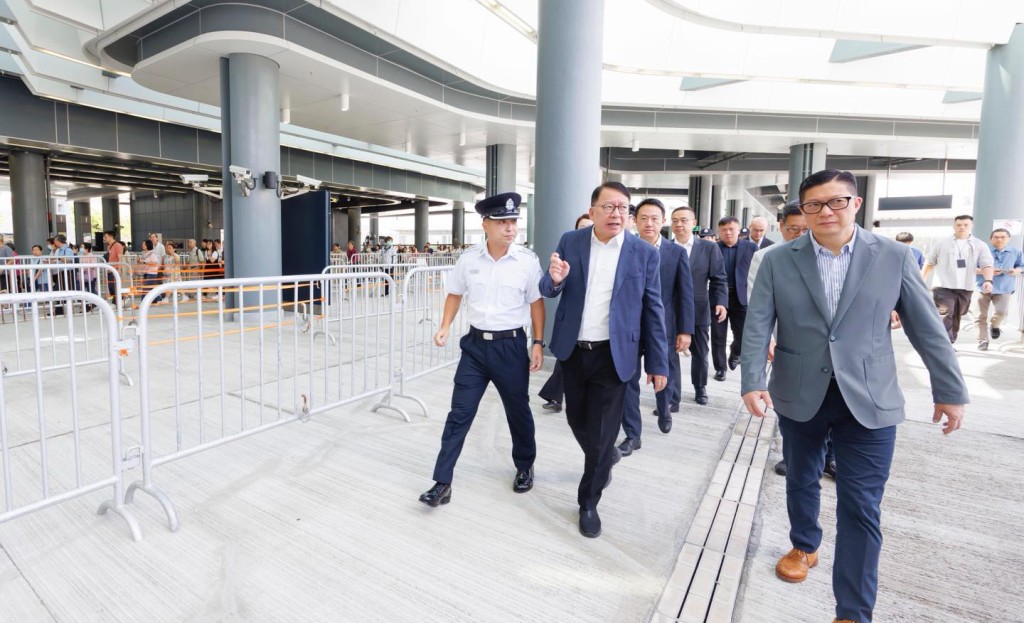政務司司長陳國基及保安局局長鄧炳強今日到香園圍管制站視察。香港海關FB圖片
