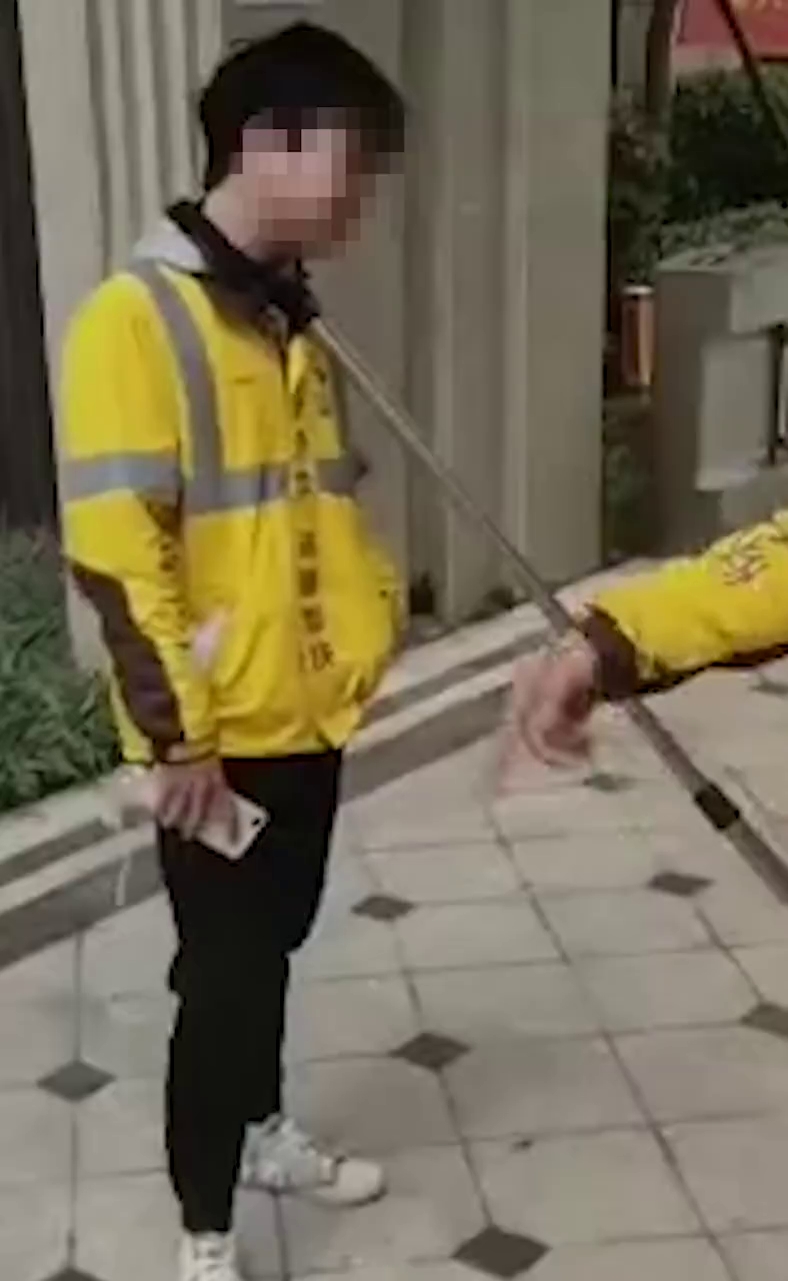 保安用防暴鋼叉鎖住外賣員,導致其頸部受傷。